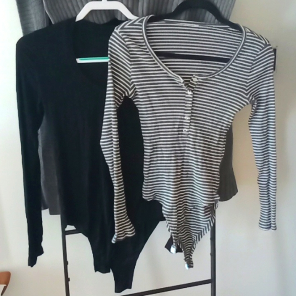 2 bodysuits